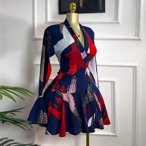 เดรสแฟชั่นผู้หญิงลายพิมพ์ใหม่สำหรับฤดูร้อน คอวี ผูกเอว แขนบาน เอวสูง - Product Image 5