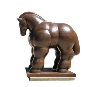 Знаменитая металлическая скульптура Фернандо Ботеро, отдельно стоящая бронзовая статуя лошади