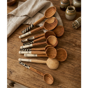 Juego de Utensilios de Cocina HeritageHand Classic de 2 Piezas, Cucharas de Madera de Mango y Acacia Sostenibles, Mangos Largos, Hechas a Mano - Product Image 1