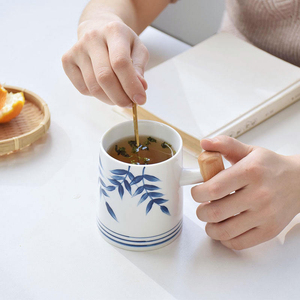 Mug en céramique peint à la main avec logo imprimé, poignée en bois, motif dessin animé, porcelaine blanche, 201-300 ml, compatible lave-vaisselle et micro-ondes, idéal pour les fêtes - Product Image 1