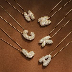 Colar Feminino Banhado a Ouro 18K Moderno com Pingente de Letra (26 Letras) e Zircônias Grandes, Corrente Grossa Esportiva - Product Image 1