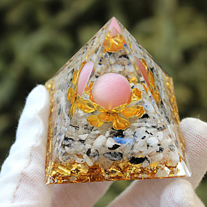 Pyramide en résine époxy cristalline, décoration artisanale pour la maison, ornement en pierre de lune œil de chat rose - Product Image 4