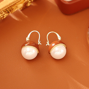 Los pendientes de perlas esmaltados color café, los más vendidos, son sencillos, elegantes y de alta gama. Son versátiles en el día a día. - Product Image 4