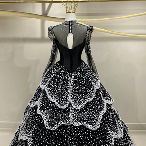 Robe de soirée longue noire JFH86 avec perles florales, dentelle, appliques de cristaux et traîne chapelle naturelle - Product Image 4