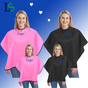 Capes de coiffure professionnelles en polyester rose, personnalisables avec logo, pour salons de coiffure, maquillage et barbiers, vente en gros - Product Image 1