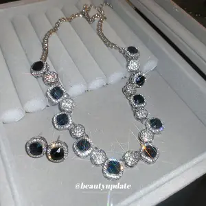 Conjunto de collar de pendientes de tuerca con incrustaciones de diamantes geométricos, pendientes de diseño de nicho americano europeo, joyería de oreja de gama alta lujosa