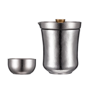 Ensemble de thé de voyage en titane pur Deslon, une théière, trois tasses de 240 ml chacune, design minimaliste léger pour servir des boissons - Product Image 4