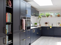 Armoires de cuisine de style shaker bleu marine, ensemble d'armoires modulaires complètes avec quincaillerie en laiton, portes vitrées et grand îlot central