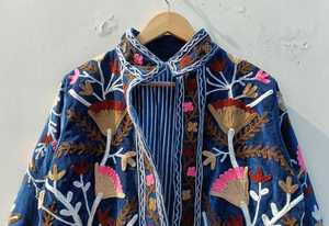 เสื้อแจ็คเก็ตบอมเบอร์ผ้ากำมะหยี่ลายดอกไม้สไตล์ซูซานี งานแฮนด์เมด สไตล์โบฮีเมียน เหมาะสำหรับเทศกาล ของขวัญสำหรับเธอ ผู้จัดจำหน่ายรายใหญ่จากอินเดีย - Product Image 4
