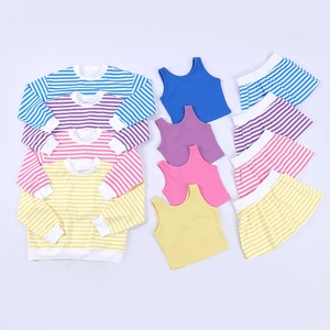 Completo 3 Pezzi per Bambine: Felpa Corta a Righe a Maniche Lunghe, Gonna Plissettata e Top Tinta Unita - Set Casual Quotidiano per Yoga - Product Image 3