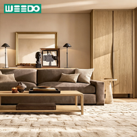 Canapé d'angle élégant pour salon, avec accoudoirs sculptés, en bois massif, coussins moelleux et luxueux, idéal pour villa et maison.