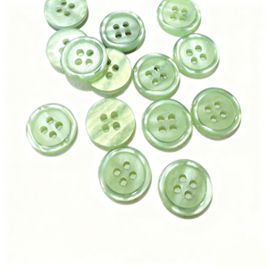 כפתורי שרף לתפירה עם 4 חורים, בעיצוב מודרני עם לוגו מובלט בצורת לב, יהלום וכוכב, כפתורים מהודרים לבגדי ילדים. - Product Image 6