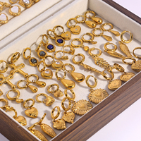 JUSNOVA Boucles d'oreilles créoles Huggie en acier inoxydable plaqué or PVD 18K pour femmes, avec breloques cœur, poisson, croix, bijoux pendantes, vente en gros