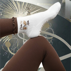 Calzini <span class=keywords><strong>da</strong></span> Yoga Antiscivolo <span class=keywords><strong>da</strong></span> <span class=keywords><strong>Donna</strong></span> con Fiocco a Cuore, Calzini a Mezza Gamba con Volant e Grip, Calzini Personalizzati <span class=keywords><strong>da</strong></span> <span class=keywords><strong>Donna</strong></span> con Motivo Ciliegie - Product Image 1