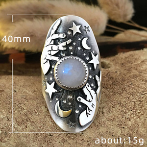 Anello alla Moda con Pietra Lunare, Design Celestiale Minimalista ed Elegante, Gioiello Unisex per Uso Quotidiano, Anello Statement - Product Image 3