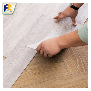 Carreaux en plastique fonctionnels élégants en PVC à profil surélevé pour <span class=keywords><strong>parquet</strong></span> en chêne pour bureaux, espaces commerciaux, revêtement de sol en vinyle LVT auto-adhésif - Product Image 4