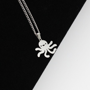 Collier en acier inoxydable argenté avec pendentif pieuvre - Bijoux pour femmes avec chaîne réglable - Design inspiré des dessins animés - Product Image 3