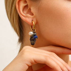 Orecchini Pendenti a Conchiglia in Acciaio Inossidabile Placcato Oro 18K, Stile Bohémien Minimalista Oceanico, Gioielli da Donna con Perla Imitazione - Product Image 4