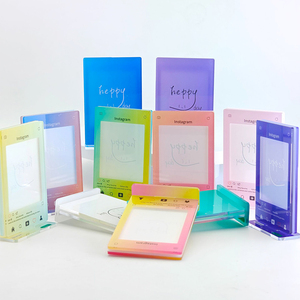 Support photo transparent en acrylique au design de dessin animé personnalisé, directement de l'usine, créatif, pour petites cartes et photos Polaroid, décorations de table - Product Image 1