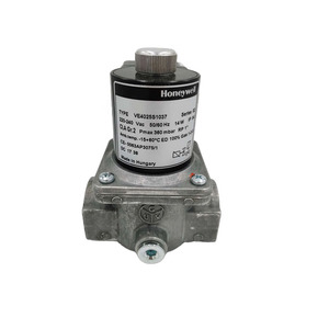 La vanne solénoïde à gaz Honeywell VE4025S1037 convient aux brûleurs de chaudières de chauffage et aux conduites de pression. - Product Image 1