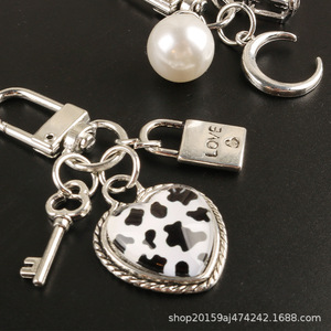 Nouveau porte-clés perle en forme de coeur Simple personnalité serrure à clé lune pendentif en métal Couple sac décoration accessoire - Product Image 3