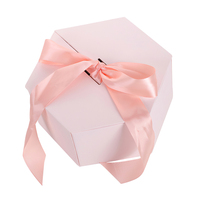 Boîte cadeau hexagonale en carton ondulé haut de gamme personnalisable avec nœud en ruban satiné, taille et couleur personnalisées pour les mariages et les cadeaux de fête