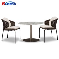 Table basse moderne durable très vendue avec 2 chaises, structure métallique, coussins résistants aux intempéries et imperméables pour usage en hôtel et cour.