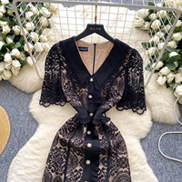 Robe élégante noire en dentelle pour femmes, coupe trapèze, décontractée, manches courtes, col Peter Pan, boutons décoratifs, longueur midi, pour tous les jours et les soirées