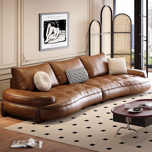 Sofá Seccional Modular Dune Cloud de Cuero Cognac con Otomana, Patas de Madera, Brazos Acolchados y Cojines para Sala de Estar - Product Image 1