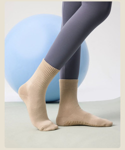 <span class=keywords><strong>Chaussettes</strong></span> de yoga organiques <span class=keywords><strong>antidérapantes</strong></span> personnalisé <span class=keywords><strong>pour</strong></span> le sport et le fitness <span class=keywords><strong>Chaussettes</strong></span> de sport brodées avec poignée - Product Image 3