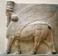 Sculpture d'Assyrie BringFine au design archaïque, en marbre antique, sur mesure, à cinq pattes, représentant un taureau, un lion, des ailes et un Sphinx, pour usage intérieur et extérieur