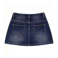 Jupe en jean bleu délavé pour femme, taille basse, style skort, coupe micro-décontractée, idéale pour les fêtes en plein air.