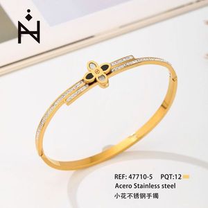 Bracciale in acciaio inossidabile con piccolo disegno floreale placcato oro, gioiello alla moda per donna - Product Image 3