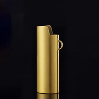 Logo personnalisé en gros métal J6 briquet coque métal briquet étui de protection avec trou de suspension pour J6
