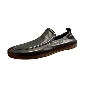 Mocasines de cuero Qinhong para hombre, zapatos de color sólido con tacón plano, informales, de negocios, con suela suave, color negro - Product Image 1