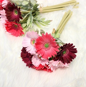 Simulation <span class=keywords><strong>de</strong></span> bouquet <span class=keywords><strong>de</strong></span> fleurs en PU <span class=keywords><strong>Gerbera</strong></span> <span class=keywords><strong>de</strong></span> haute qualité V05 Vente en gros <span class=keywords><strong>de</strong></span> fleurs artificielles décoratives <span class=keywords><strong>Gerbera</strong></span> Daisy pour mariage à la maison - Product Image 3