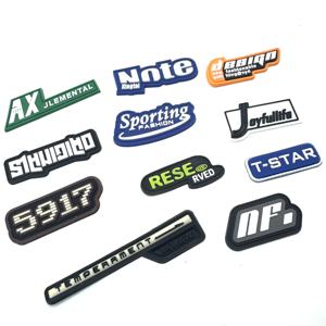 ملصقات مخصصة من البي في سي الناعم للملابس والحقائب، شعارات مطاطية ثلاثية الأبعاد منقوشة، علامات تجارية شخصية قابلة للغسل من السيليكون - Product Image 1