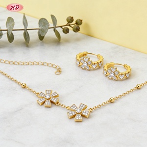 เครื่องประดับเฮงเตี้ยน ชุดเครื่องประดับแฟชั่นชุบทอง 18K ลายโคลเวอร์และหัวใจ ประดับเพชรซิคอนเกรด AAA ขายส่ง สำหรับผู้หญิง ใส่ได้ทุกวัน/ออกเดท/งานปาร์ตี้ - Product Image 5