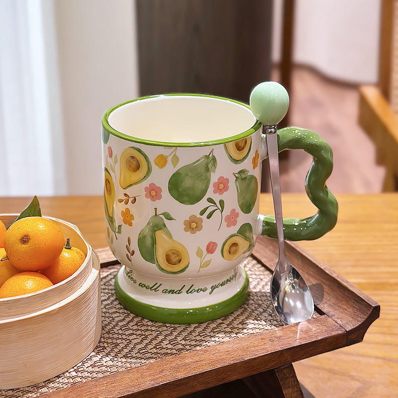 Avocat vert [tasse et cuillère]