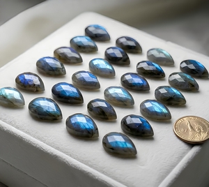 Pierre précieuse naturelle Labradorite à reflet bleu, taille poire à facettes, dos plat, pierre lâche pour bagues et pendentifs, qualité export, en gros - Product Image 1
