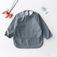 Bavoirs imperméables à manches longues Tablier en polyester PU facile à nettoyer avec fermeture à pression de poche Bavoir pour bébé