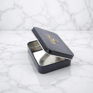 Caja de Metal Rectangular Pequeña con Tapa Abatible, Personalizable con Marca, para Empaque de Velas Artesanales, Reciclada - Product Image 1