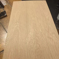 Planche en bois de chêne blanc sur mesure, épaisse, design stable, décorative, avec des reflets de rayures.