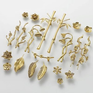 Poignées et boutons de meuble de cuisine en laiton, design créatif Fleur, Feuille, Plume, <span class=keywords><strong>Flocon</strong></span> de <span class=keywords><strong>neige</strong></span>, Bambou, et poignée de barre allongée élégante dorée pour armoire - Product Image 1