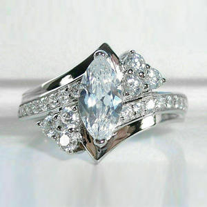 Anello di Fidanzamento F1291 per Donna in Oro Bianco con Diamante Taglio Marquise e Pietre Laterali Naturali Colore D - Product Image 2