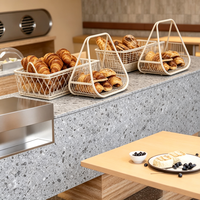 Guichet unique, présentoir à pain et table de préparation des boissons pour toasts, croissants et déjeuners légers