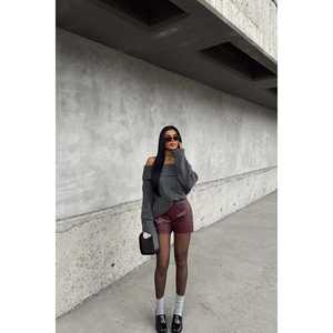 กางเกงขาสั้นหนัง PU สีแดงเบอร์กันดี ไซส์ XS สำหรับผู้หญิง แต่งซิป พร้อมลายโลโก้ที่เอว ตกแต่งด้วยผ้าโพลีเอสเตอร์ - Product Image 4