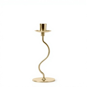 Candelabro de Metal Dorado Ondulado Hecho a Mano, Portavelas Estético con Diseño Ondulado, Centro de Mesa para Comedor - Product Image 1