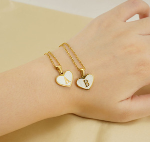26 lettere inglese collana conchiglia d'<span class=keywords><strong>amore</strong></span> femminile <span class=keywords><strong>tutto</strong></span> in acciaio inox lettera ciondolo all'ingrosso - Product Image 2