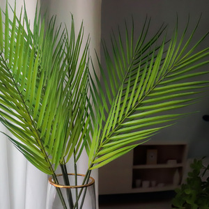 Feuilles de palmier Areca artificielles populaires en plastique, verdure artificielle pour décorations de mariage et décoration intérieure - Product Image 1